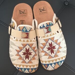 NWOT Dirty Laundry Magnolia Round Closed Toe Tapestry Clogs Slip-on Shoes size 8
